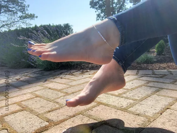 How do you like blue toes? π¦
