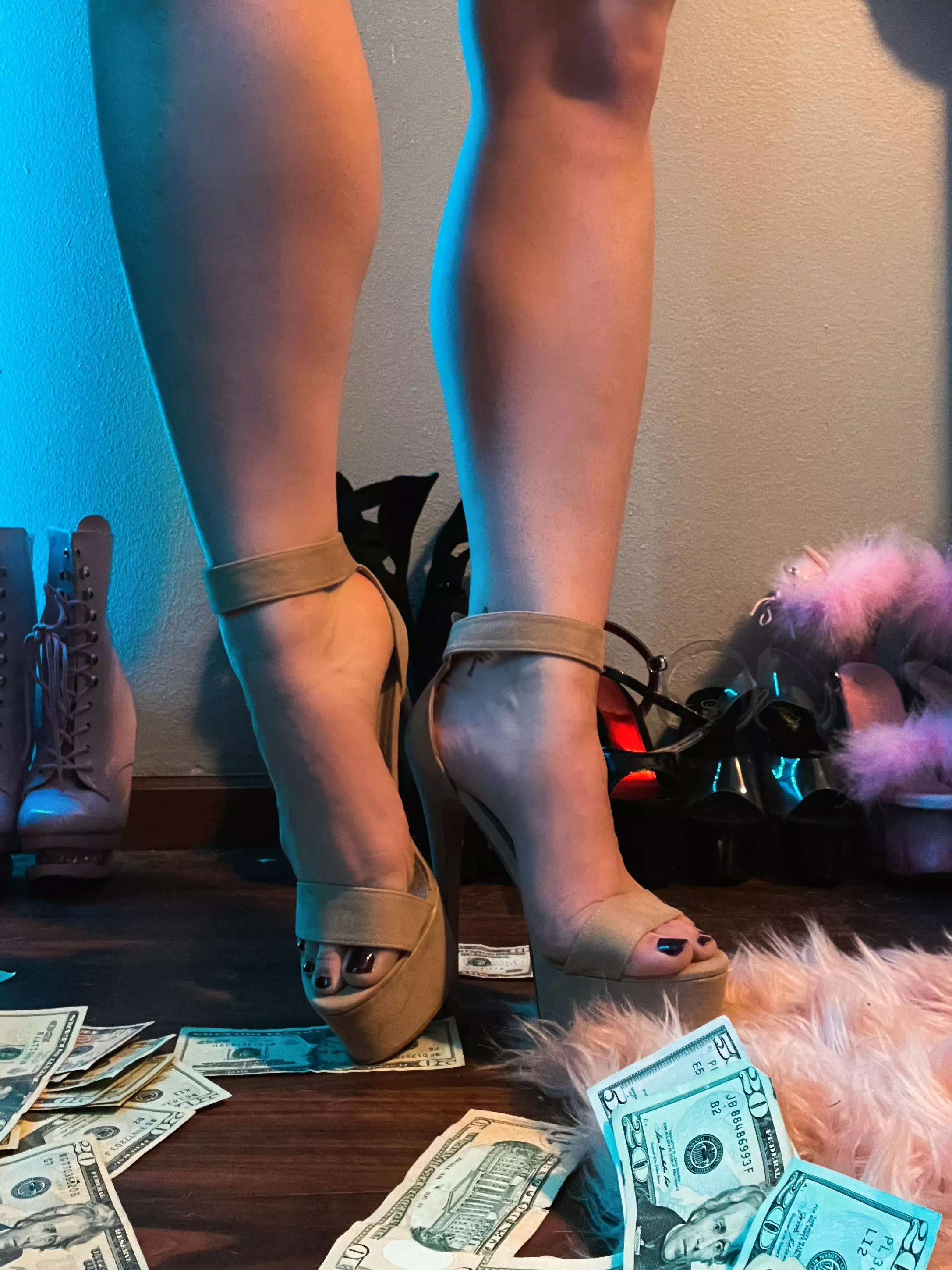 How do you like my dancer’s calves in these heels? 😌 How do you like my dancer’s calves in these heels? 😌