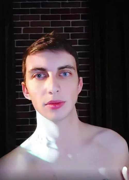 How do you think my ass looks in these leather pants? They were so tight on my panty-less ass 🍑😈🔥