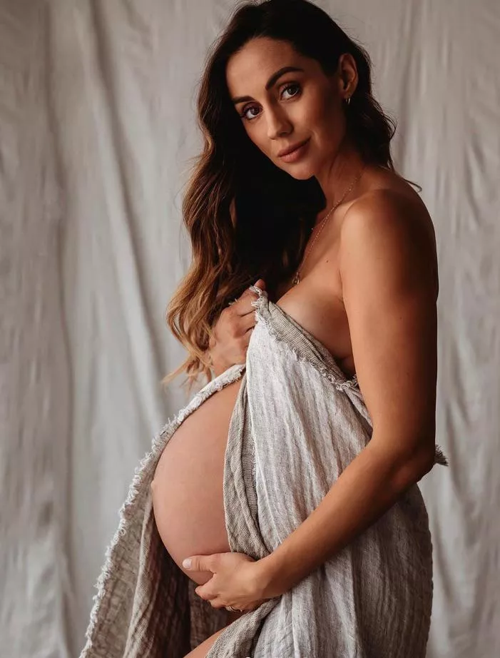 How does my preggo belly look? How does my preggo belly look?