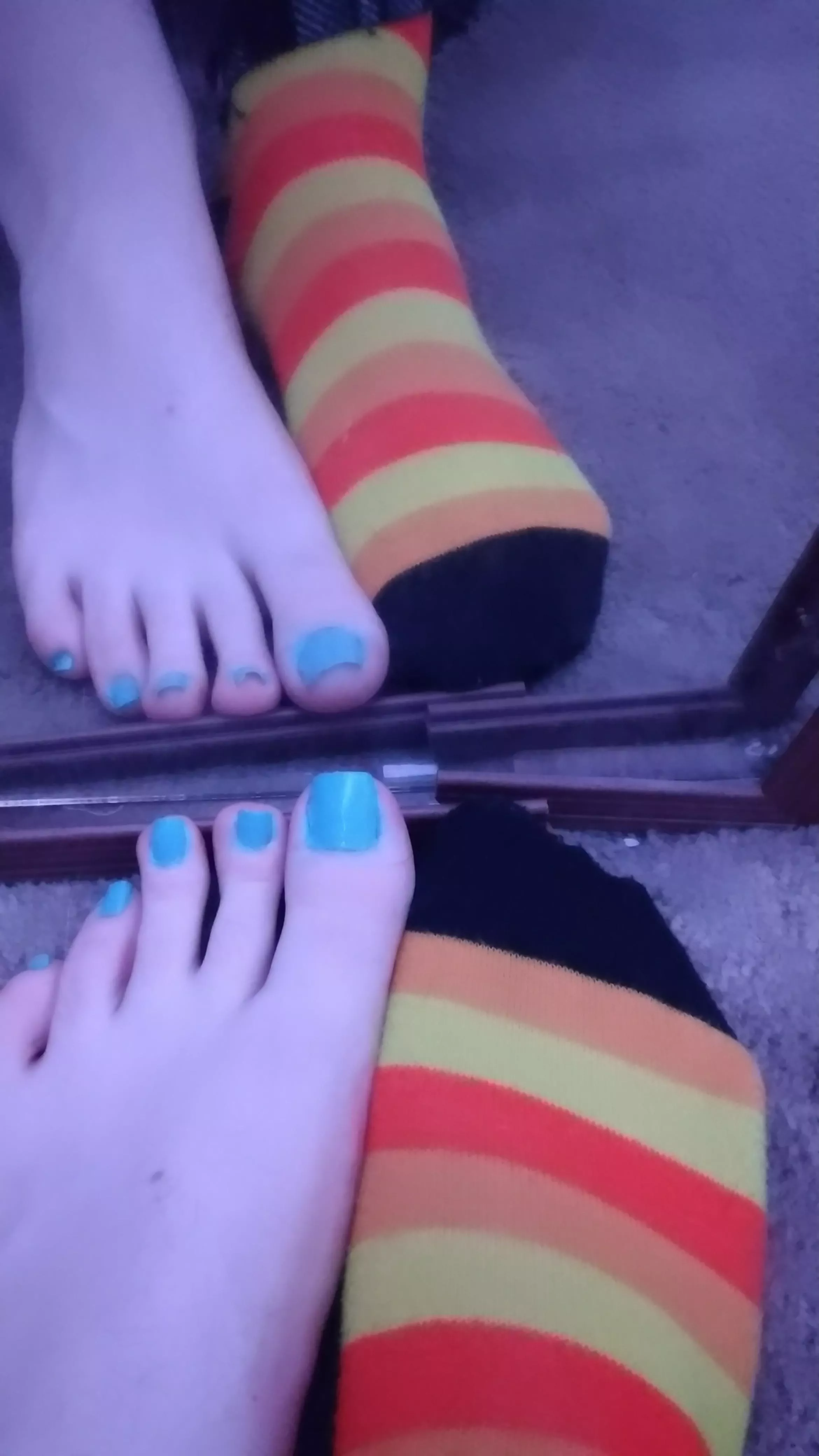how does this color look on my toes :)