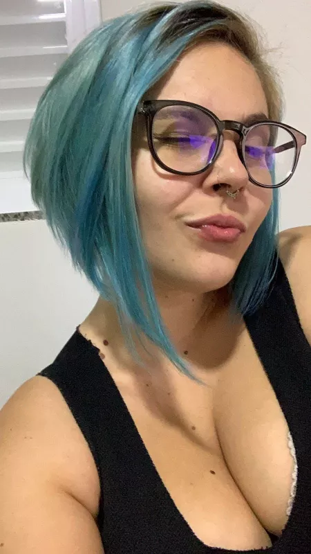 How good does this look mach up with my huge boobs? How good does this look mach up with my huge boobs?