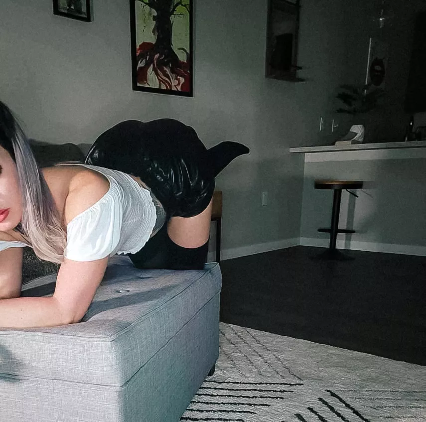 How hot do you think I am on a scale of 1-10? 😈💦