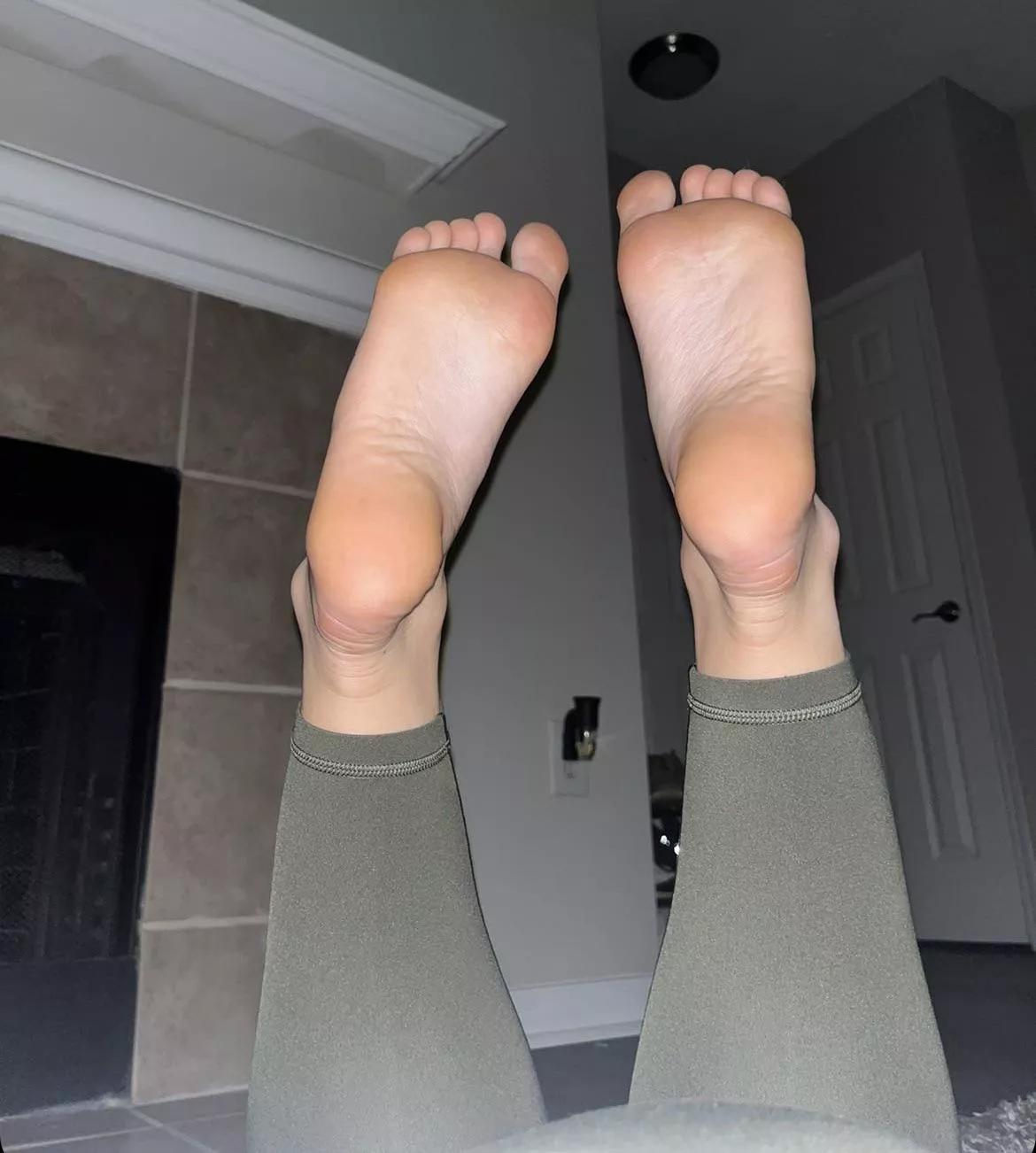 How much do you wanna suck on my toes😋