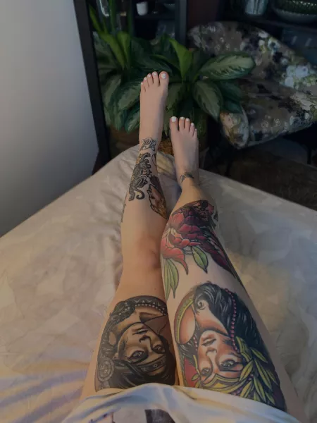How sexy do my tattoos and white little toes look?! ππ€π