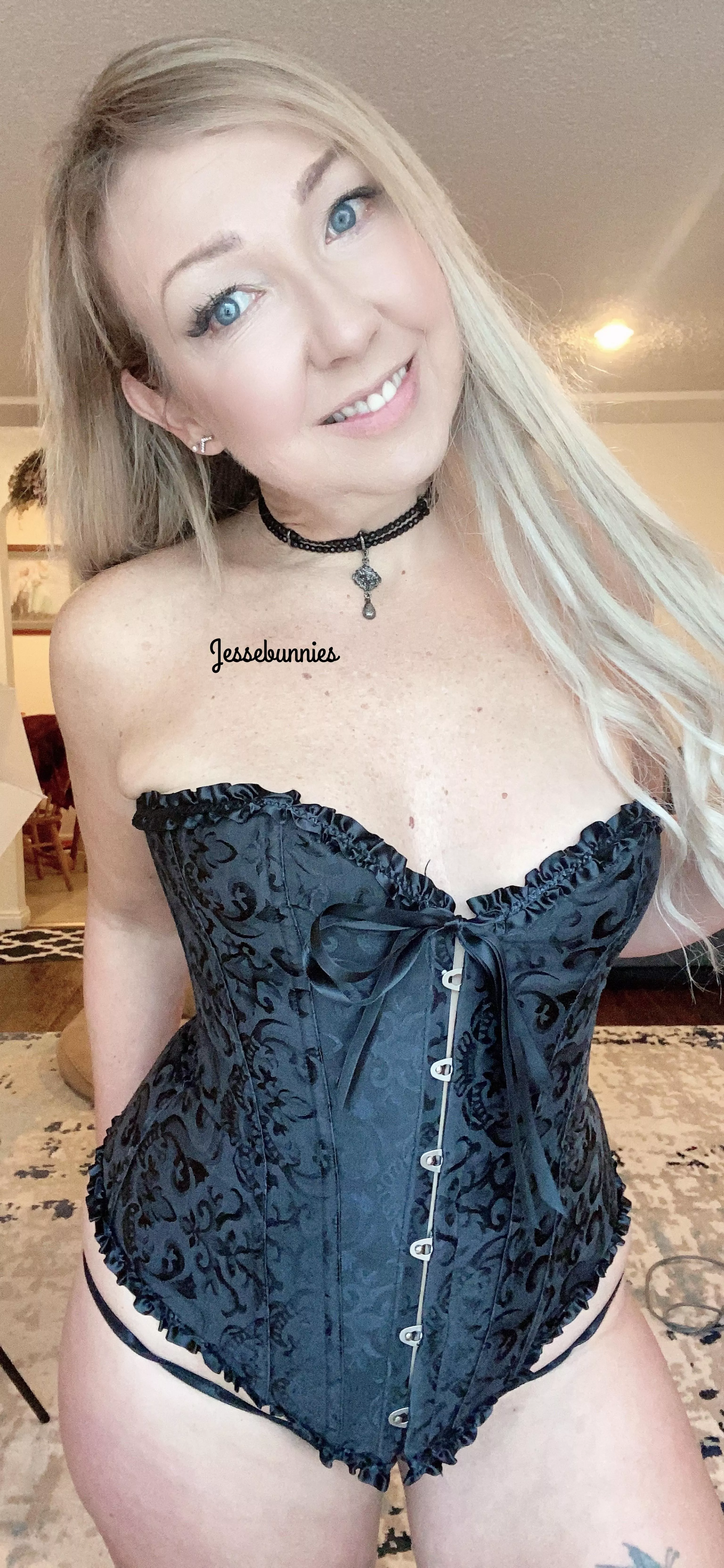 How to be sexy without being nude.. wear a corset 👌