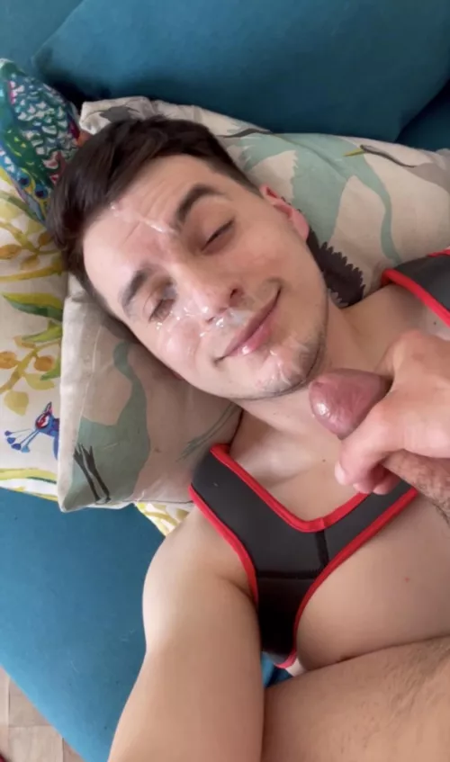 How to make me happy: shoot your cum on my face :)