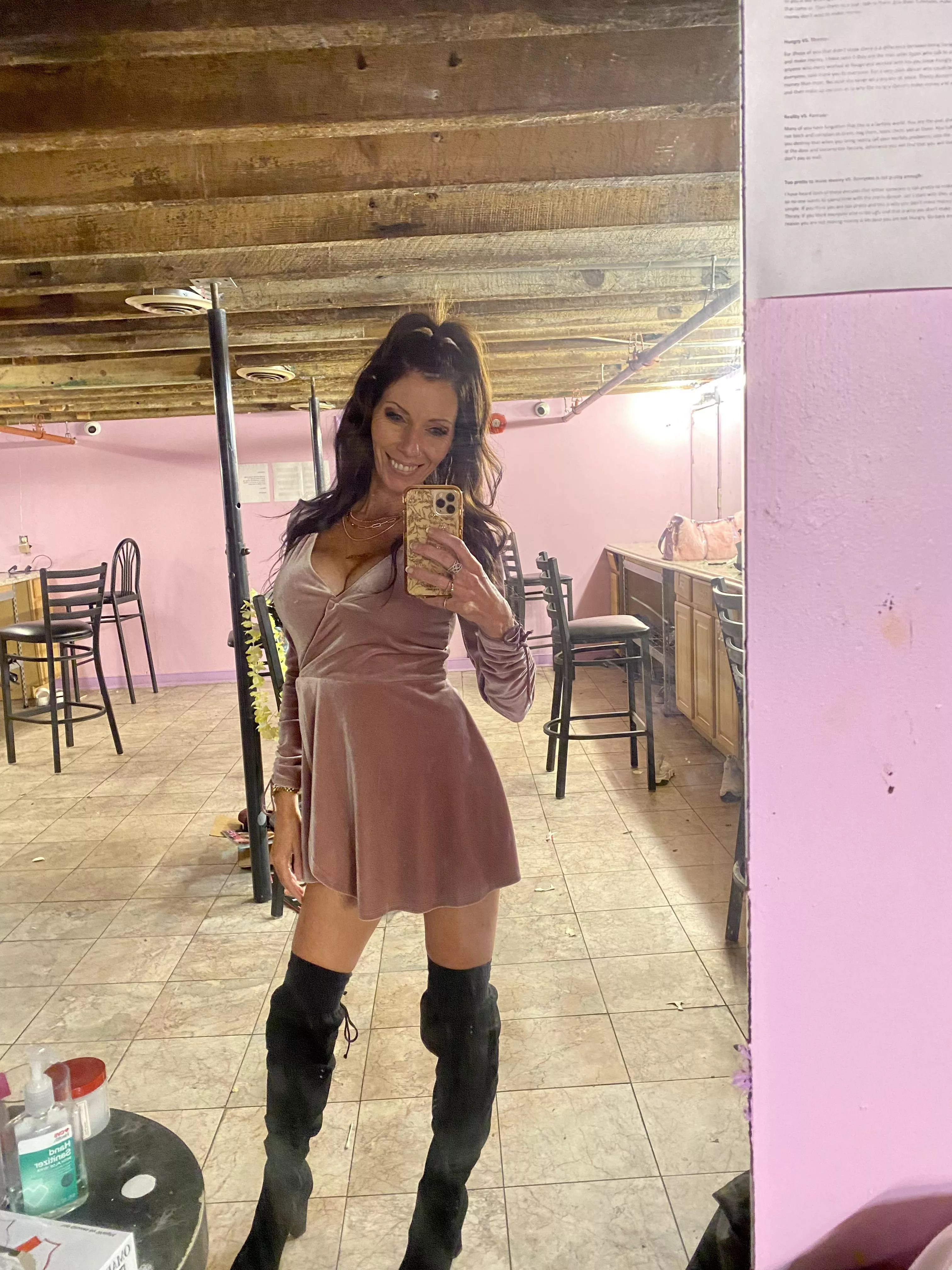 How’s this for a work milfie 😘