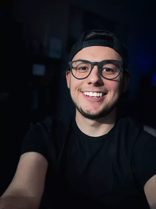 How's your Monday? Anyone need a pick-me-up smile? ☀️😋