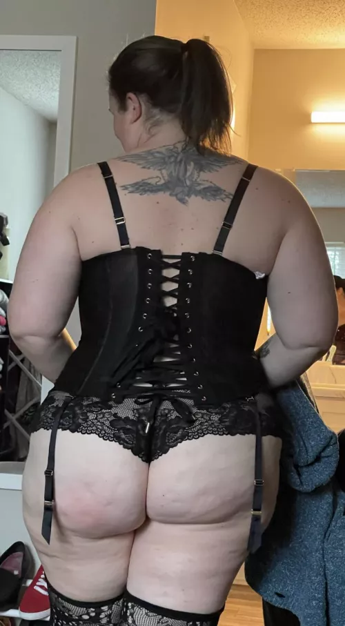 Hubbies at work, but his best friend is about to stop by. Hubbies at work, but his best friend is about to stop by.