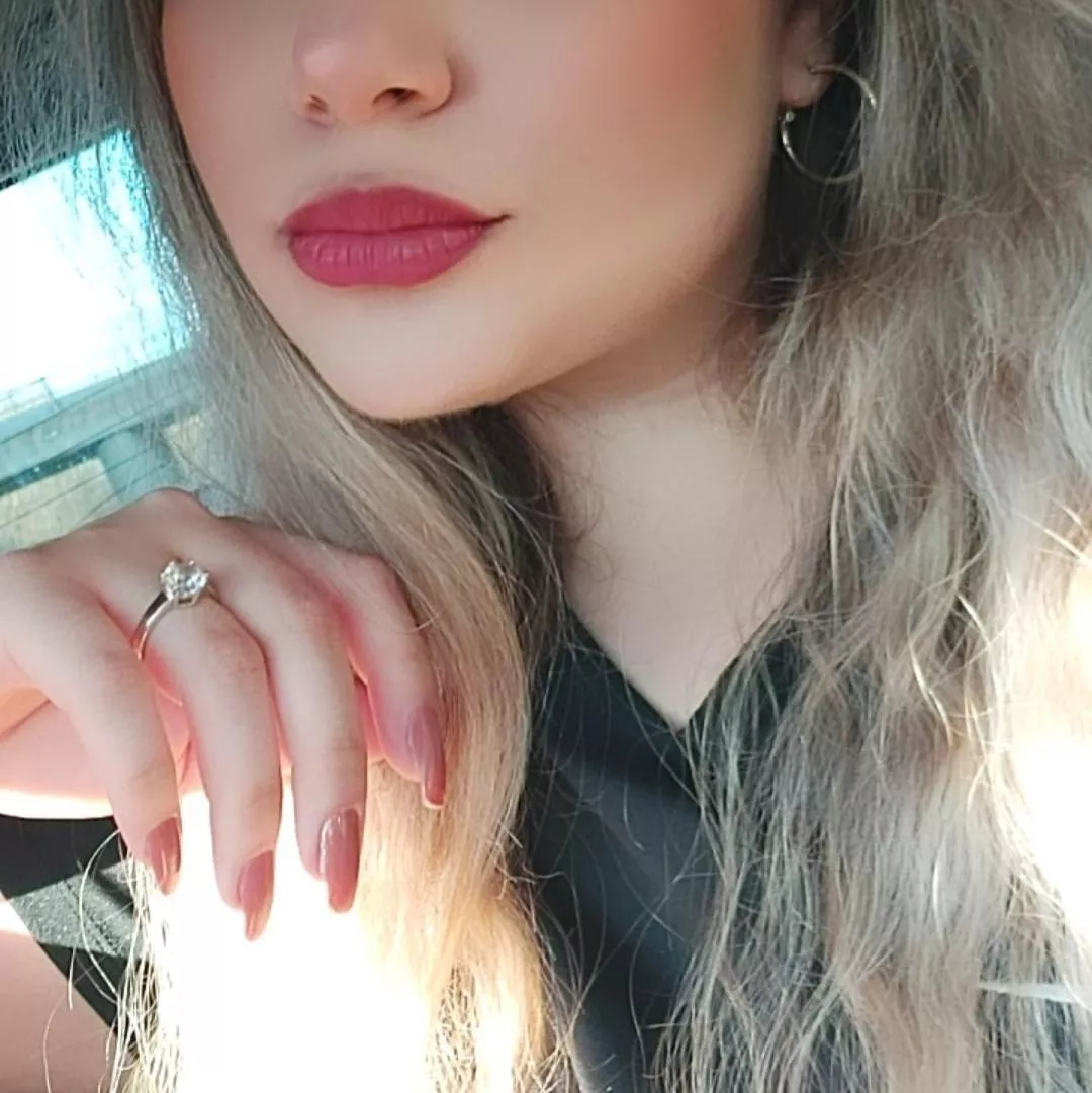 Hubby bought me the ring so it's your time to keep it covered with hot cum💍💦