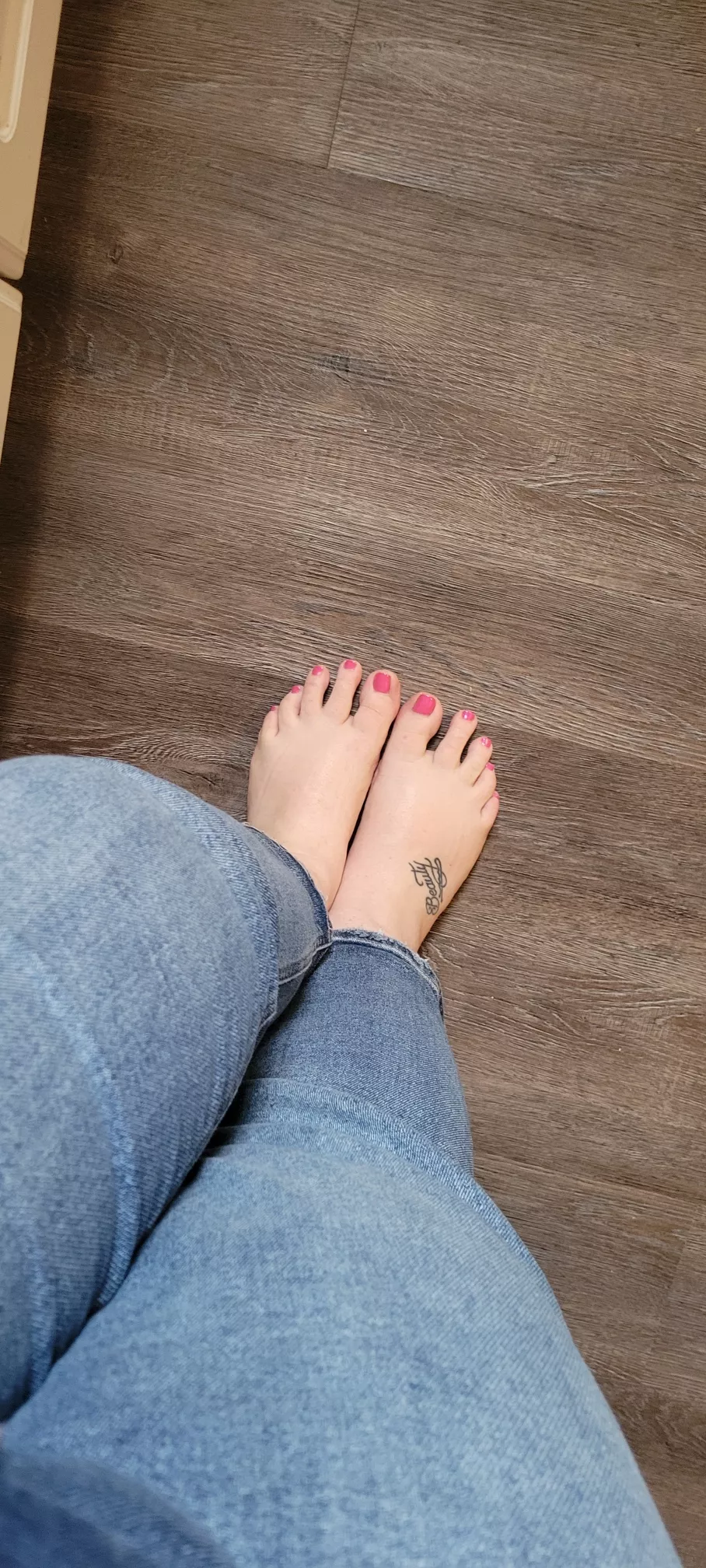 Hubby lost his cum privileges after disobeying. So, tonite these feet are all yours! Get on the floor and lick them, you dirty fuckboy 💦