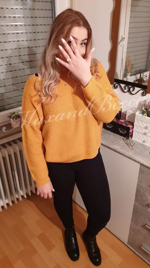 Hubby took this pic of me and I told him even though I'm proudly wearing his big diamond, I still have a lot of fun with other men.π¦