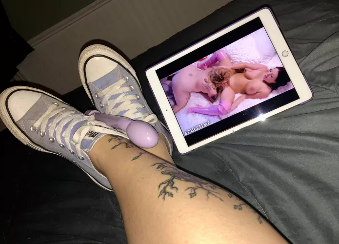 Hubby’s gone to work, kids are in bed, time for this MILF to have some much deserved alone time!