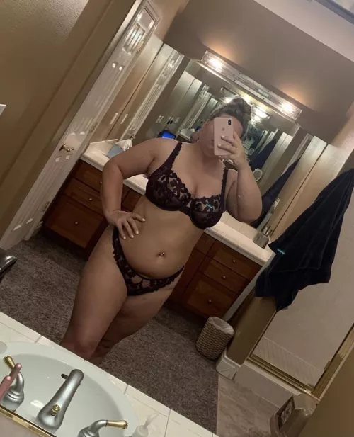 Husbands away for the week. Who wants to play?