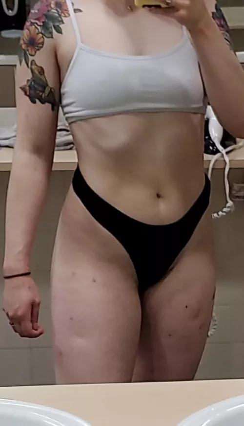 I always make sure to take some revealing pics after my workout in the locker room ππ