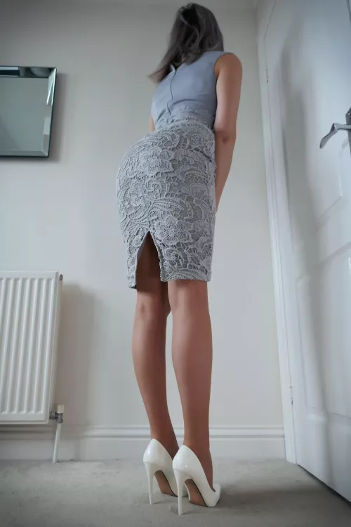 I always seem to buy skirts/dresses with splits in, no problems here I’m assuming? 😇 x