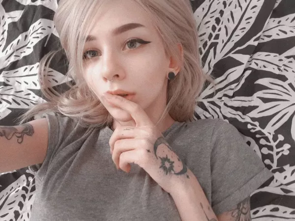 I am live ?NOW!? Join me! Link below? or check my reddit Profile!