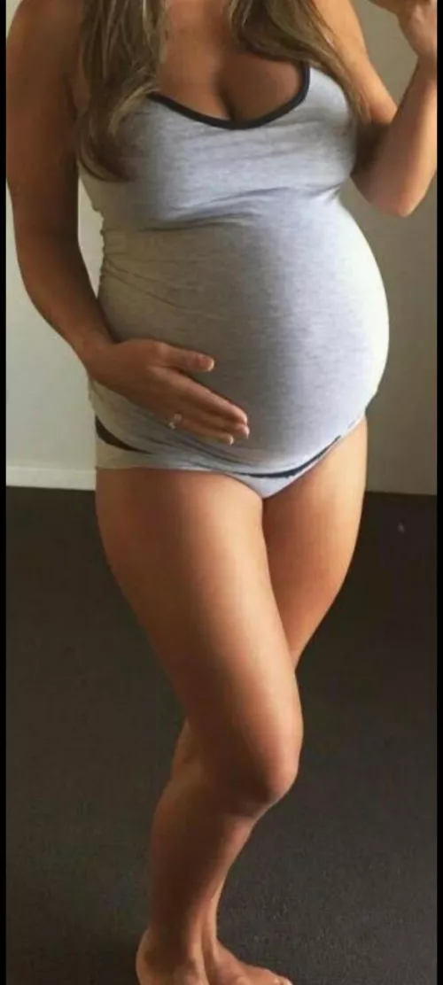 i am so nervous to post my nakee body on here react if u think i should do this 💕