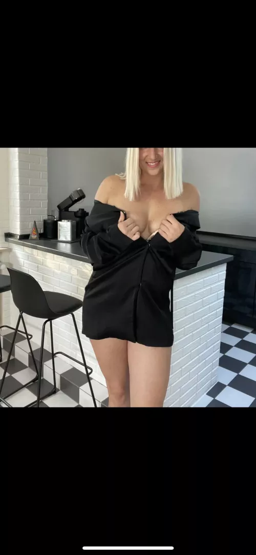 I can feel my pussy getting wetter as I play with my nipples. Can you help me and use your tongue instead?👅💦 I can feel my pussy getting wetter as I play with my nipples. Can you help me and use your tongue instead?👅💦