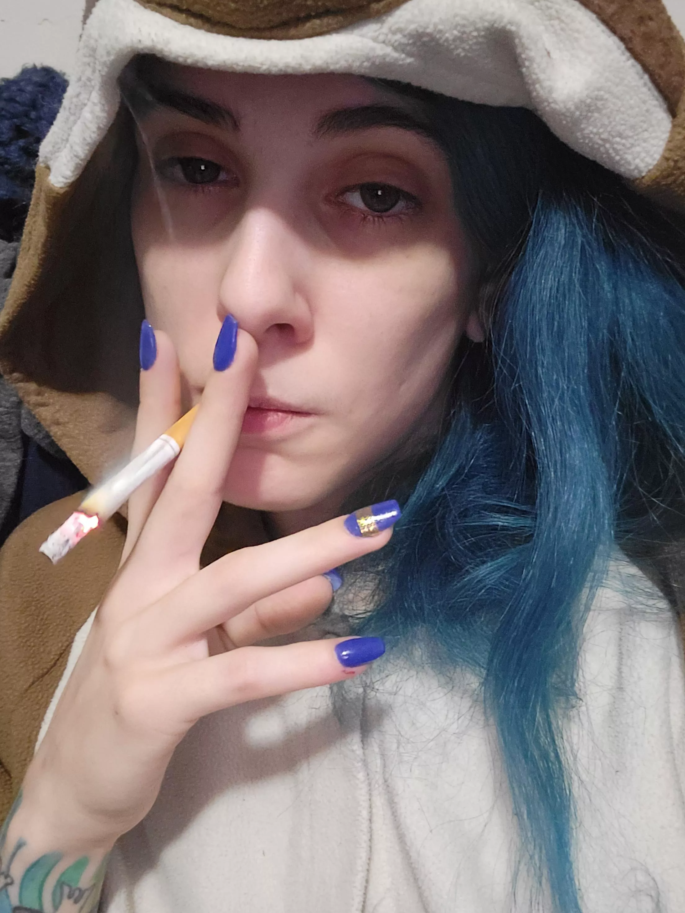 I can finally smoke cigarettes again without hacking up a lung! Still feel too crappy to put on makeup though, hope yall don't mind ππ oh, do you like my nails?? π
 I can finally smoke cigarettes again without hacking up a lung! Still feel too crappy to put on makeup though, hope yall don't mind ππ oh, do you like my nails?? π