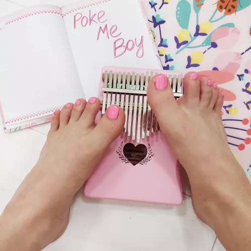 I can play it with my toes π£ I can play it with my toes π£