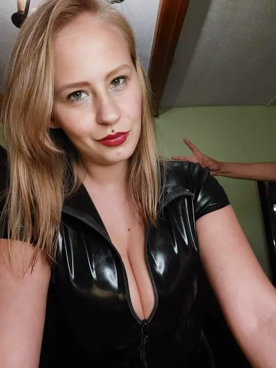 I can't calmly shopping in this outfit .... I wonder why?