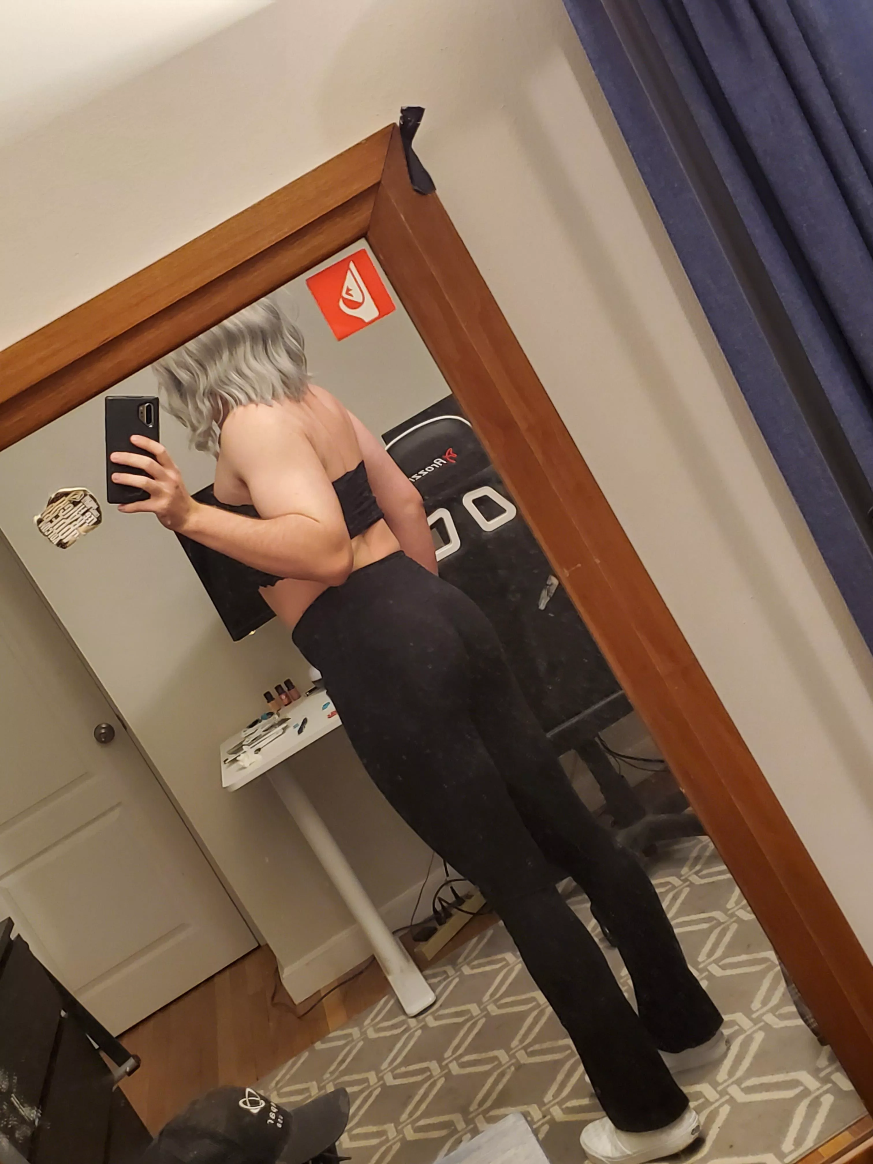 I can't help myself when I have yoga pants on >< I can't help myself when I have yoga pants on ><