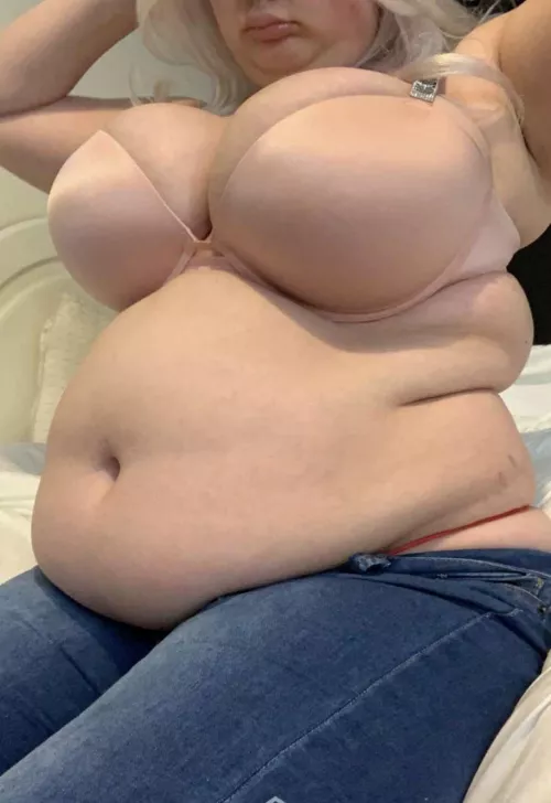 I can’t stop stuffing my huge belly!🐷