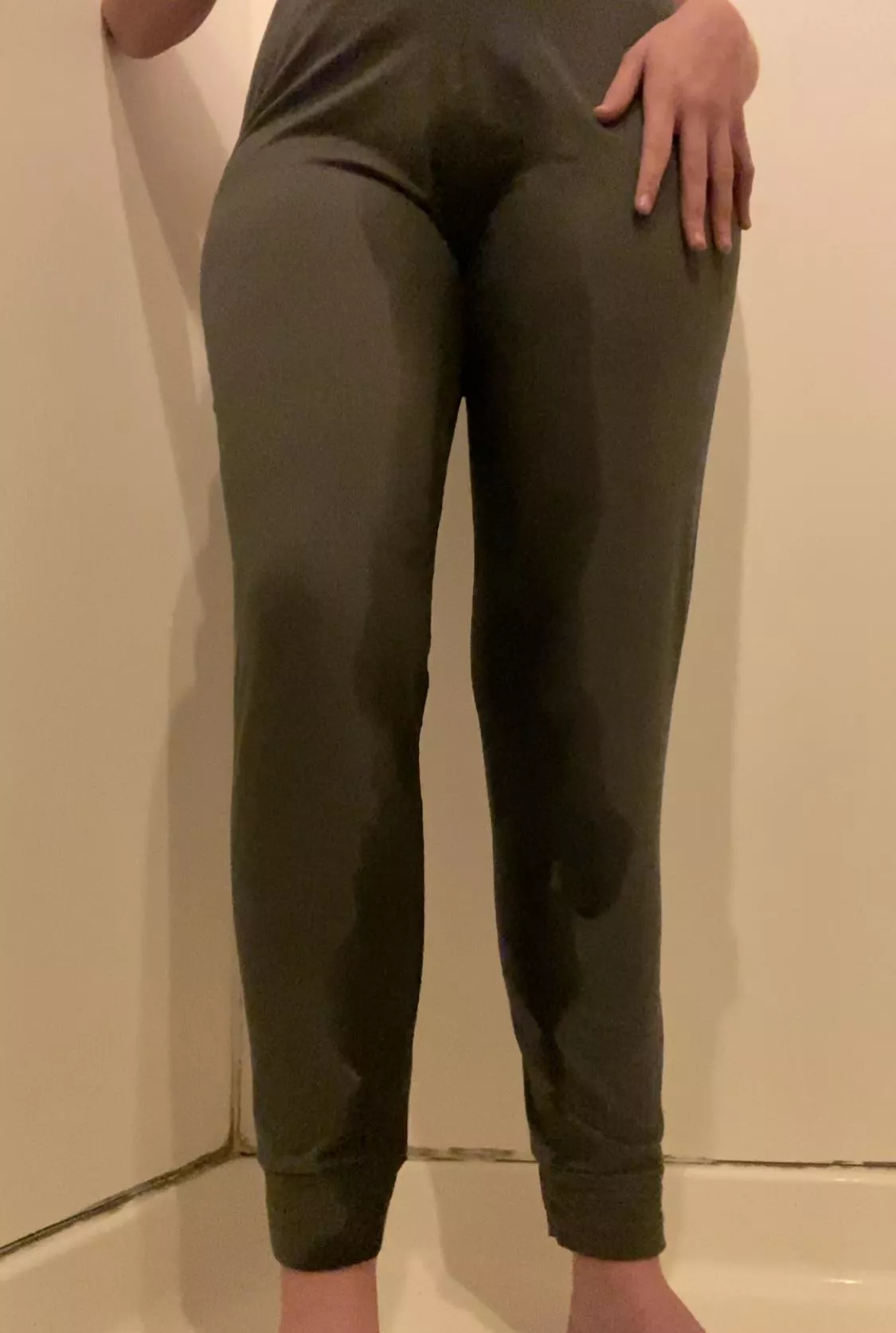 I couldn’t hold it anymore, just released Into my pants. come clean me up daddy? 😈🥵