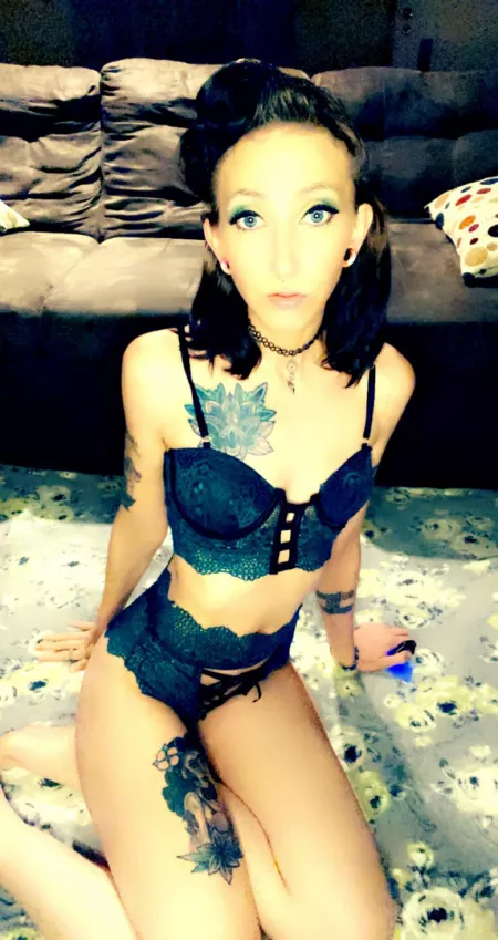 I did another pinup look the other night. My hair took forever, but practice makes perfect!! I hope you guys like. 😊💚🖤