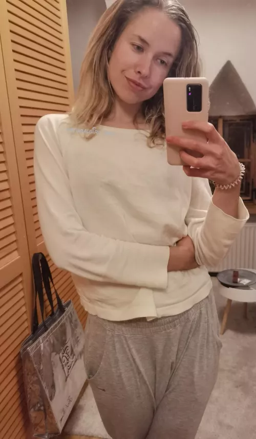 I don't know if you like girls in sweatpants, but here is one ✌️