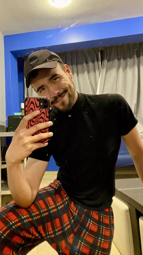 I don’t know what to say, I just had a very happy night surrounded by friends… and it’s been a bit tough for me lately, so I celebrated with this picture