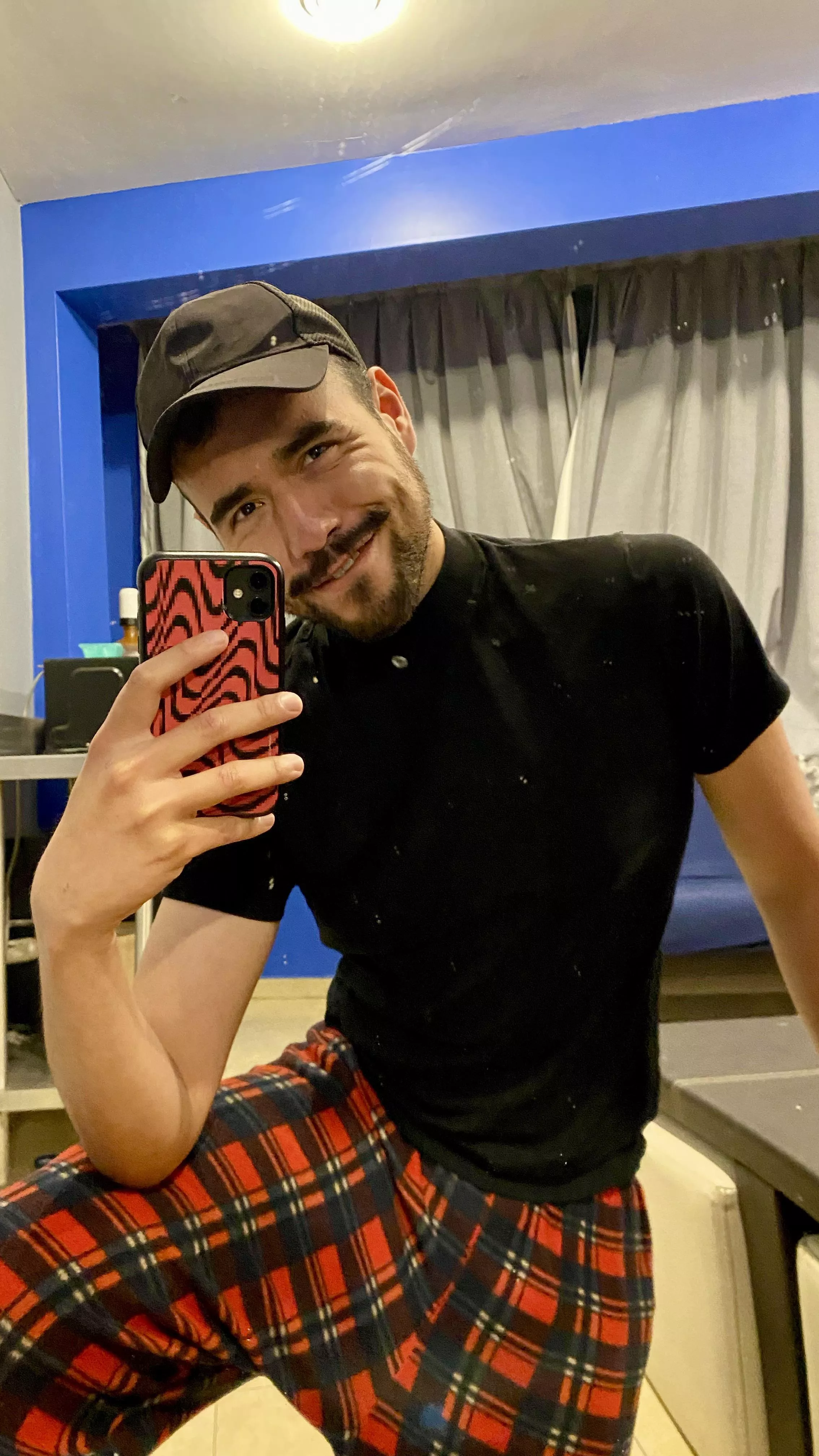 I don’t know what to say, I just had a very happy night surrounded by friends… and it’s been a bit tough for me lately, so I celebrated with this picture