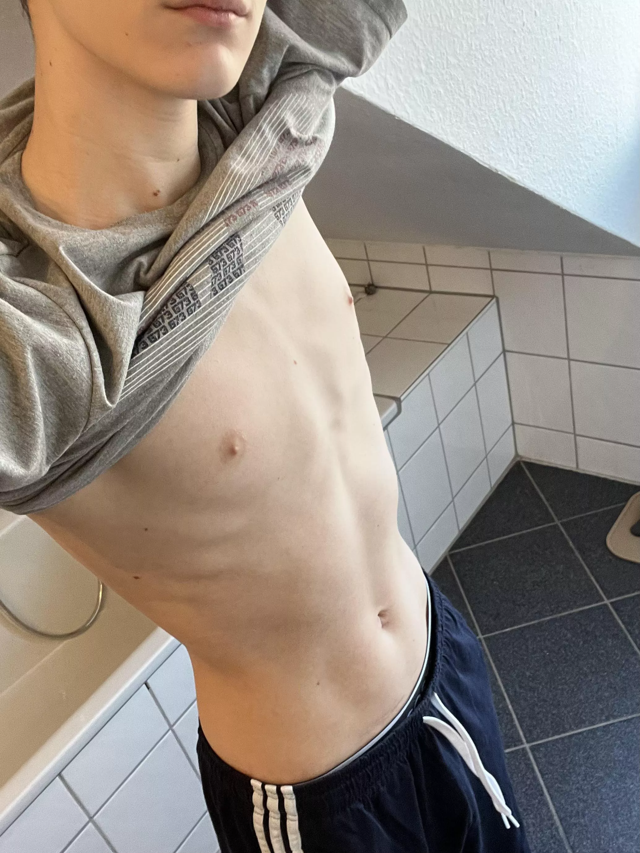 I don’t like wearing shirts 👀