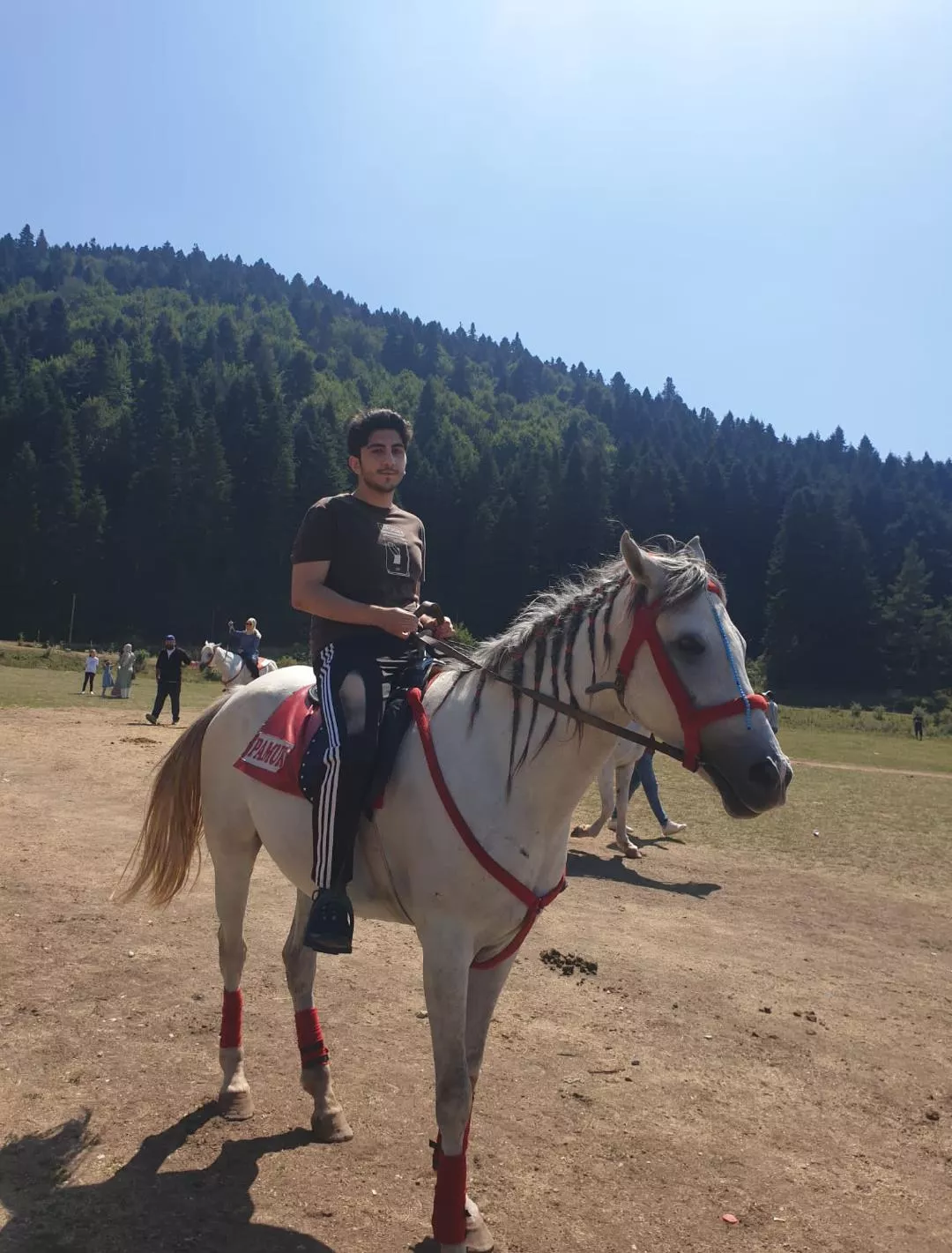 I don't look so great in this pic but i'd feel bad if i didnt show you this pretty horse🐎