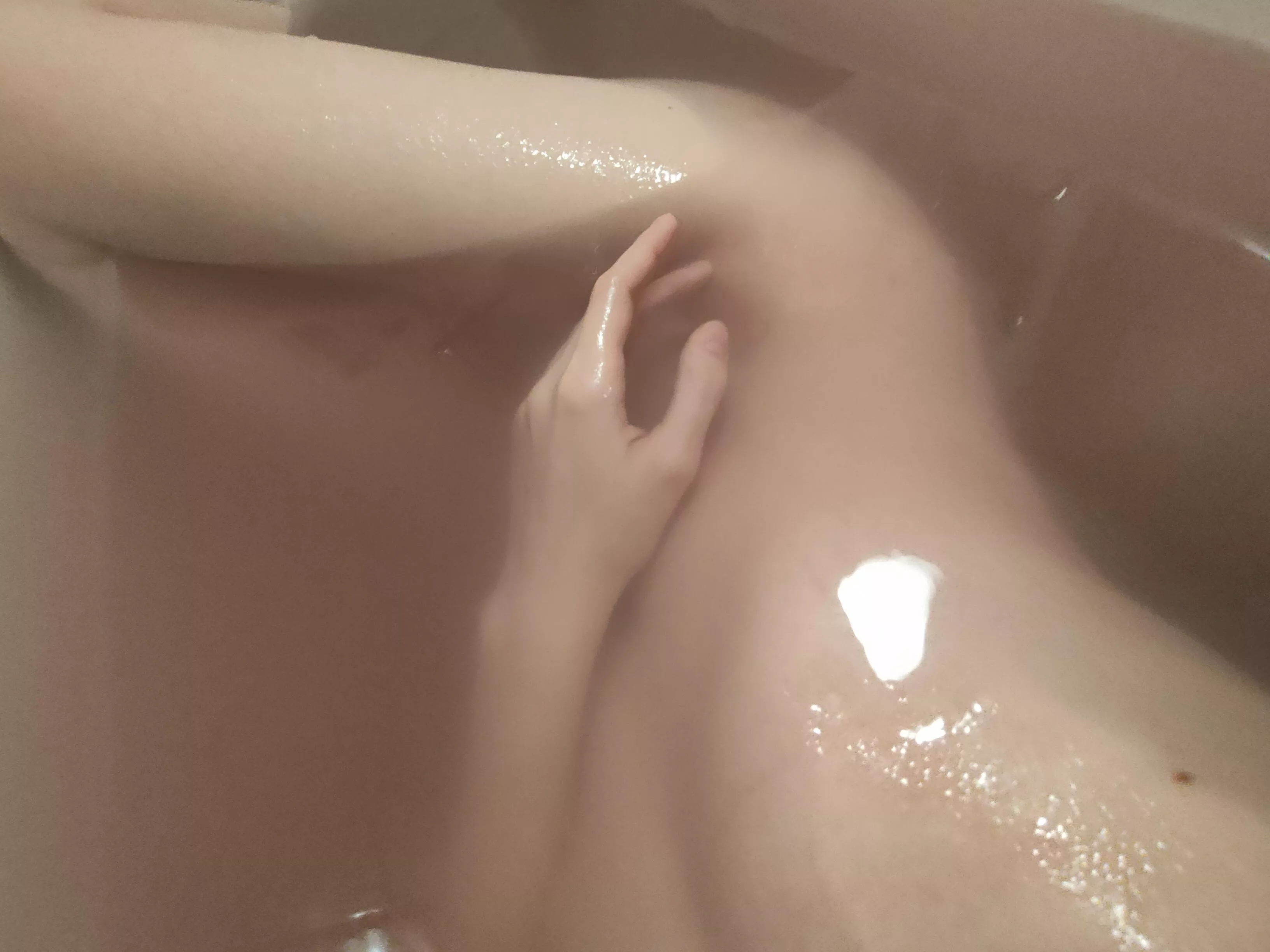 I enjoy my free time in a warm bath. Do you want to join me? 🌊😉