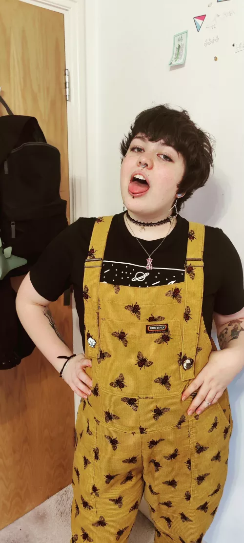 I. felt. ADORABLE! in my cute lil bee outfit today! x