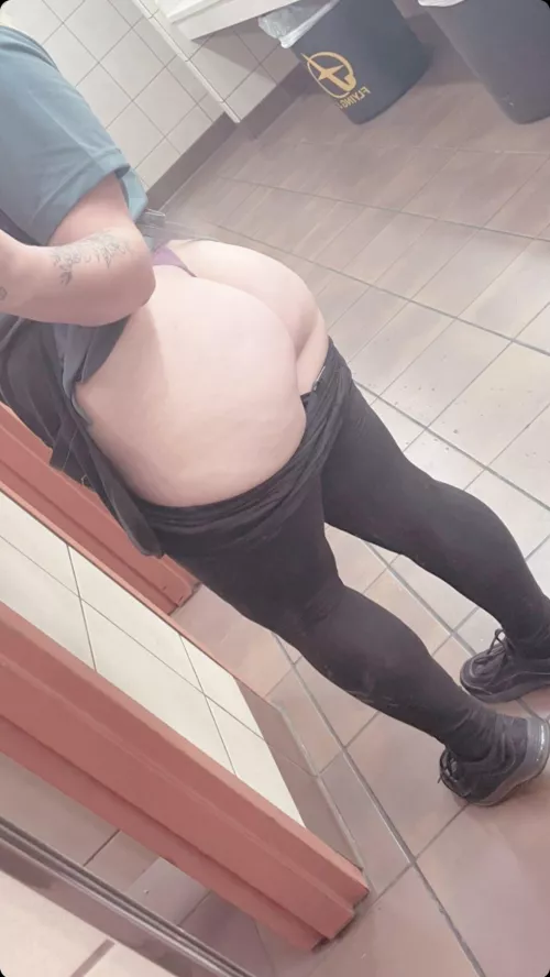 I get so horny at work who can help me😜