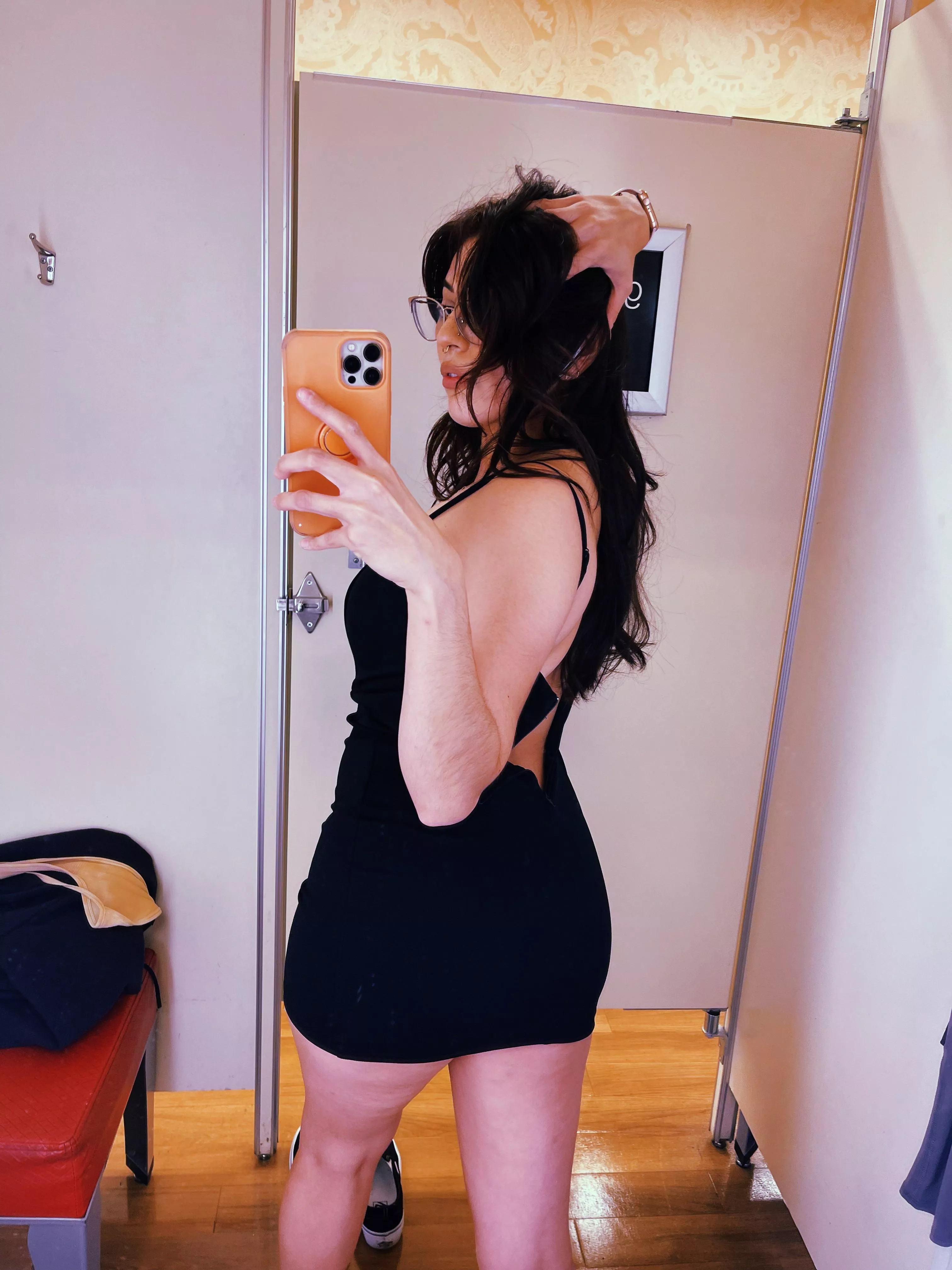 i get so horny in the dressing rooms do you wanna see me play with myself in one? 🙈