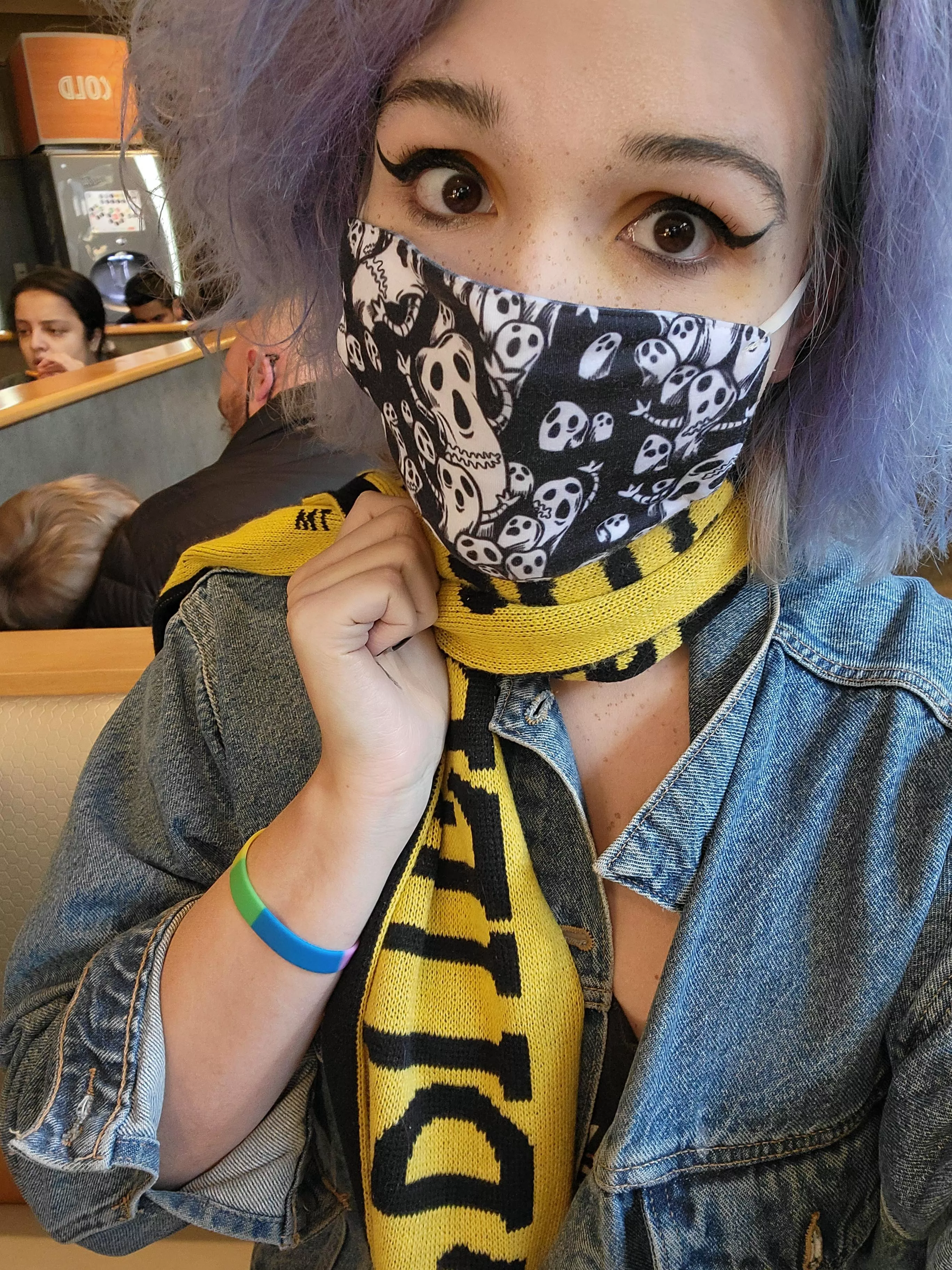 i got a new mask and its sUUUPER cute i love love it ~🖤😋🖤