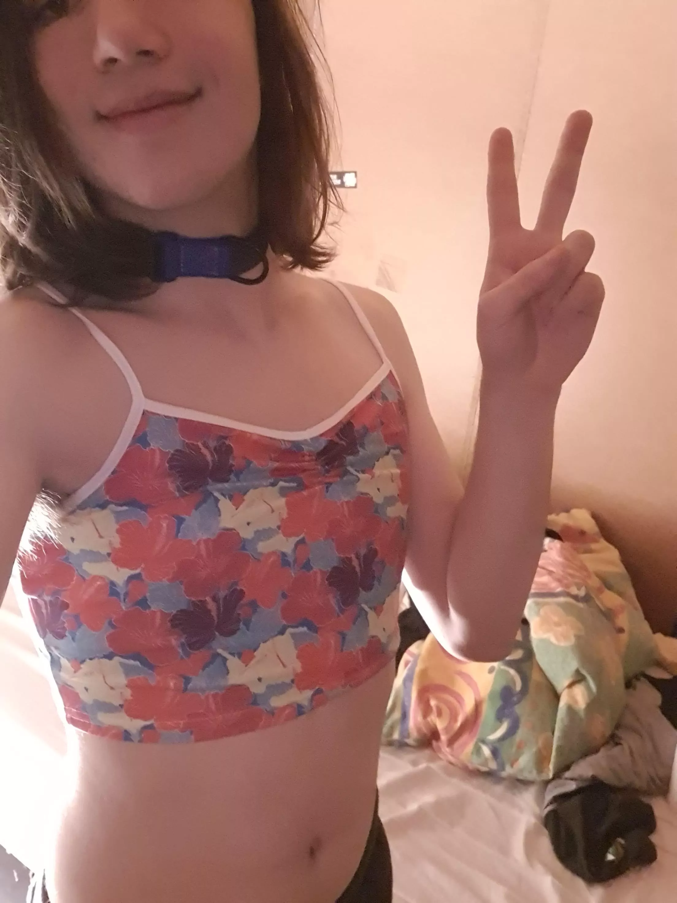 I got a swimming top if anybody wants to bathe 👉👈