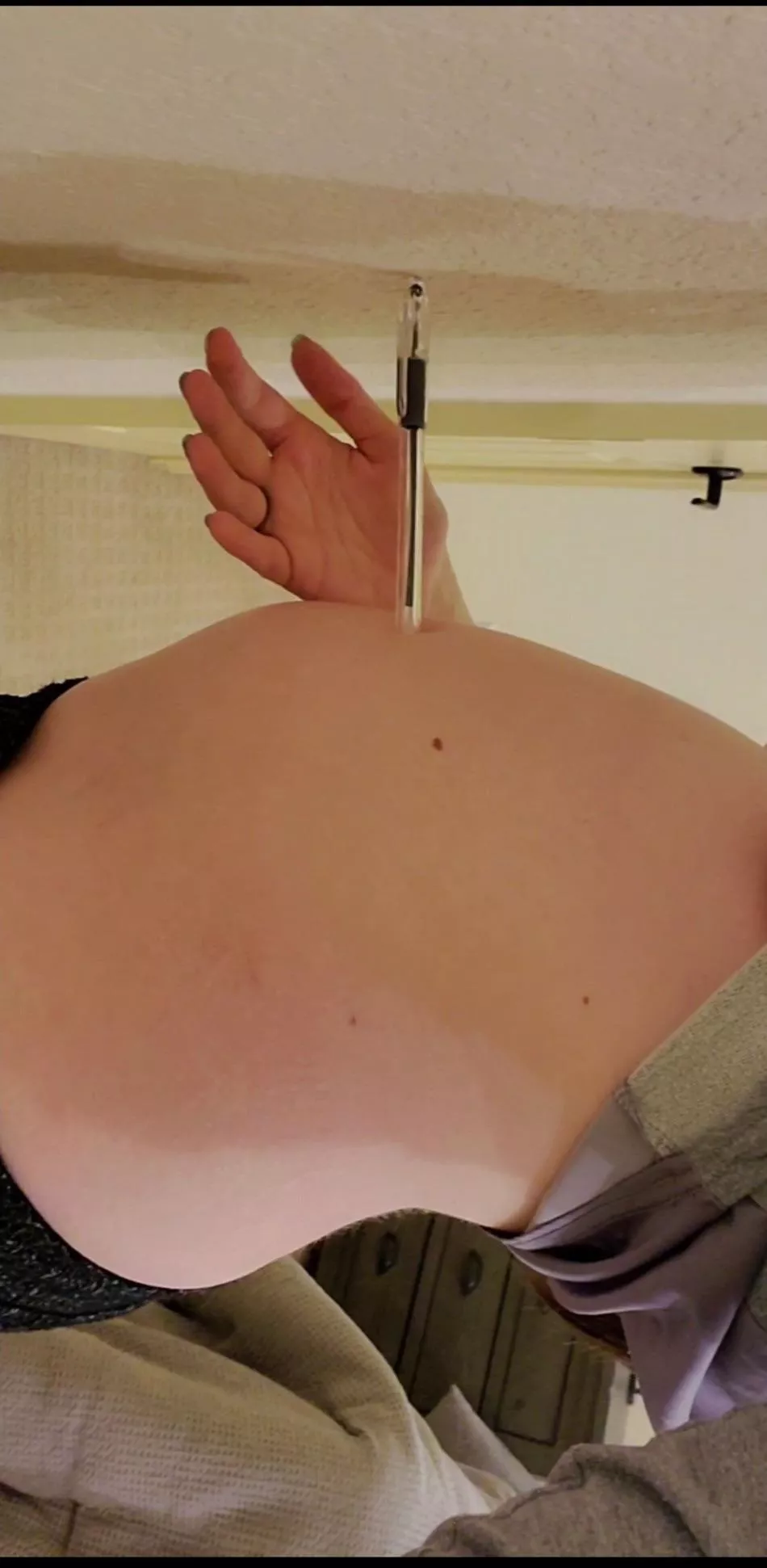 I got it to stay in my belly button for a second #belly