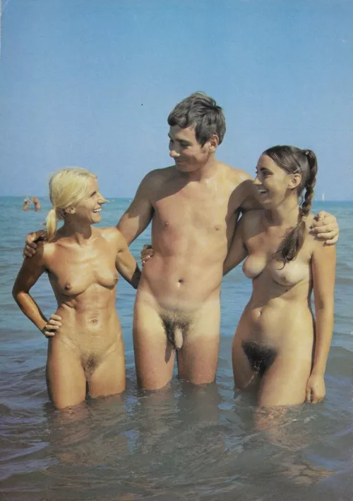 I guess she's their... aunt? (Sonnenfreunde März 1973)
