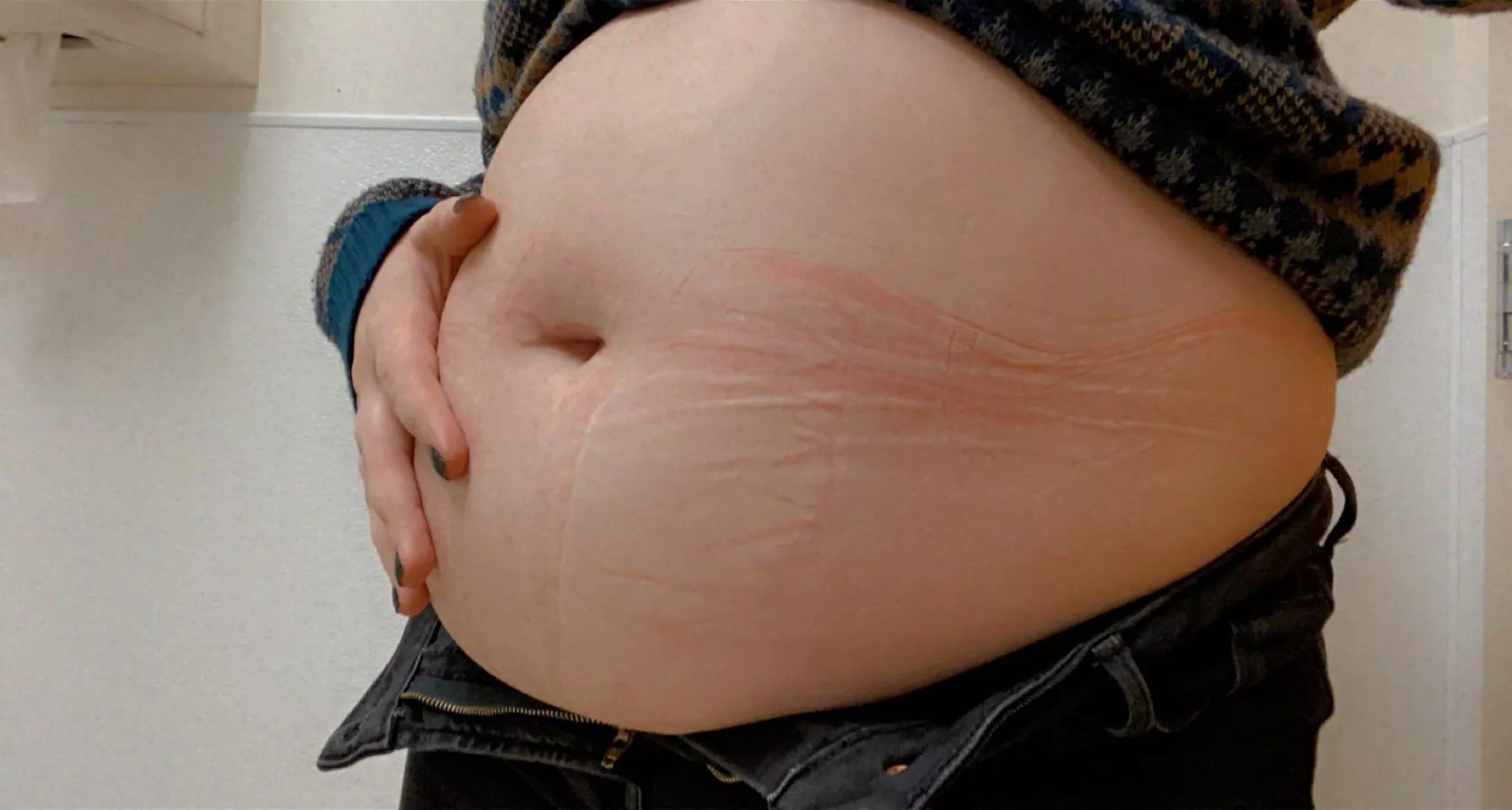 i had to free my belly after lunch 🤤🖤