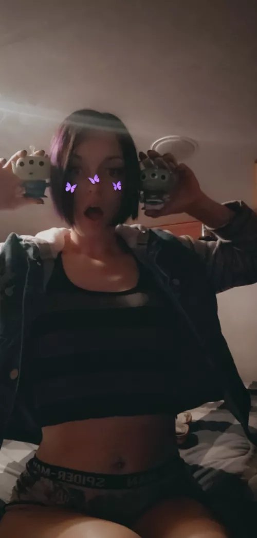 I have been Chosen!!!😛 The claawwwww😮 I absolutely love these lil buddies and daddy laughed really hard when i did a super freak out when I discovered they glow in the dark🤩😍😙🤯