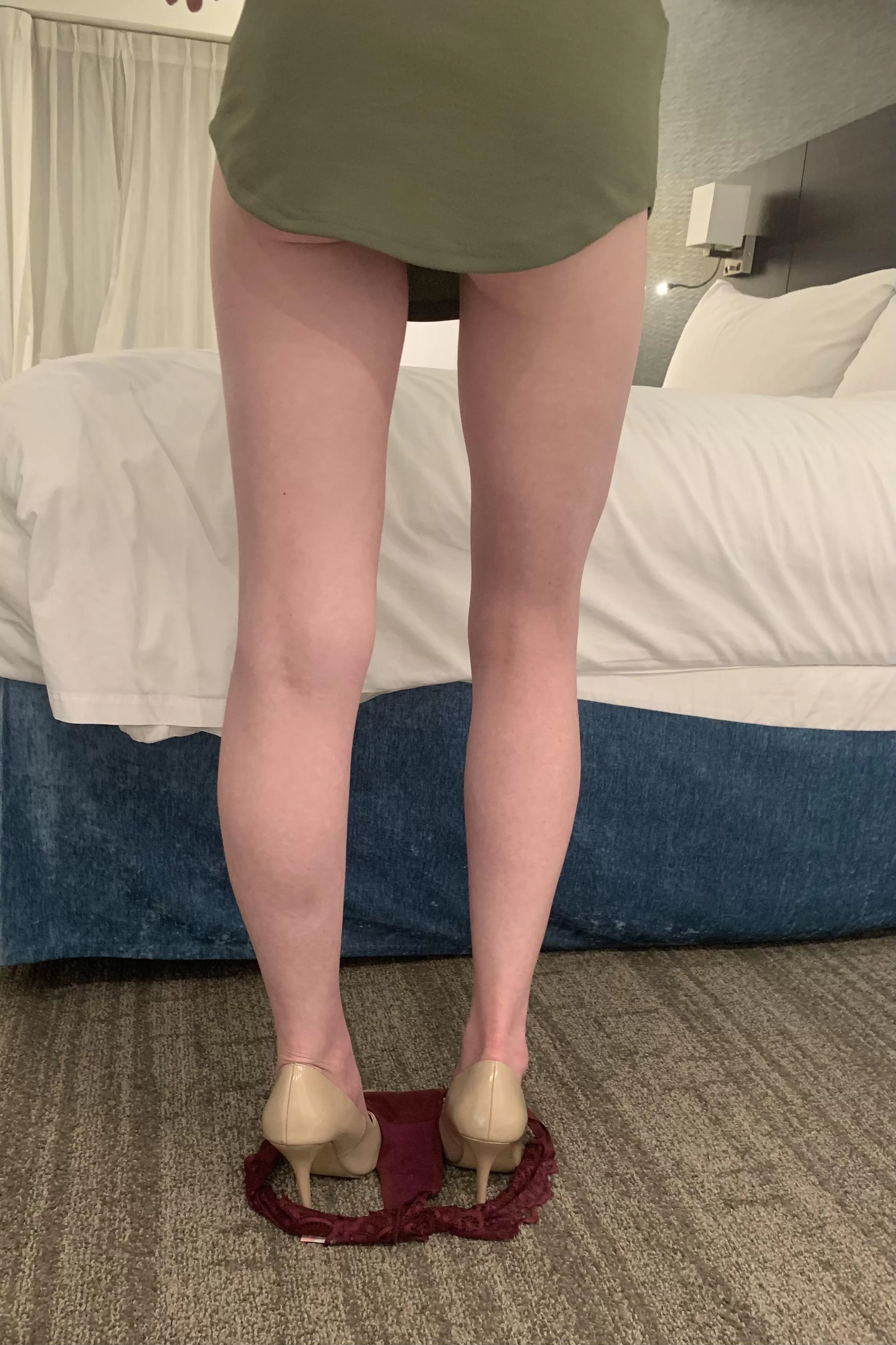 I have no panties on, come bend me over and pull up my dress 😈😈🖤🖤