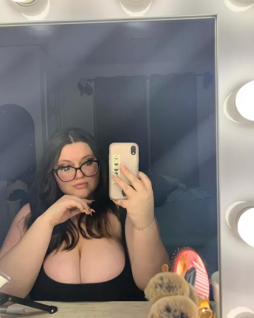 I have to rest my tits on my desk… 👀🥵