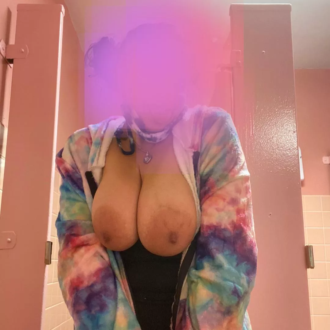 I haven’t posted in awhile, so here’s a recent picture for those of you who like em large 😍