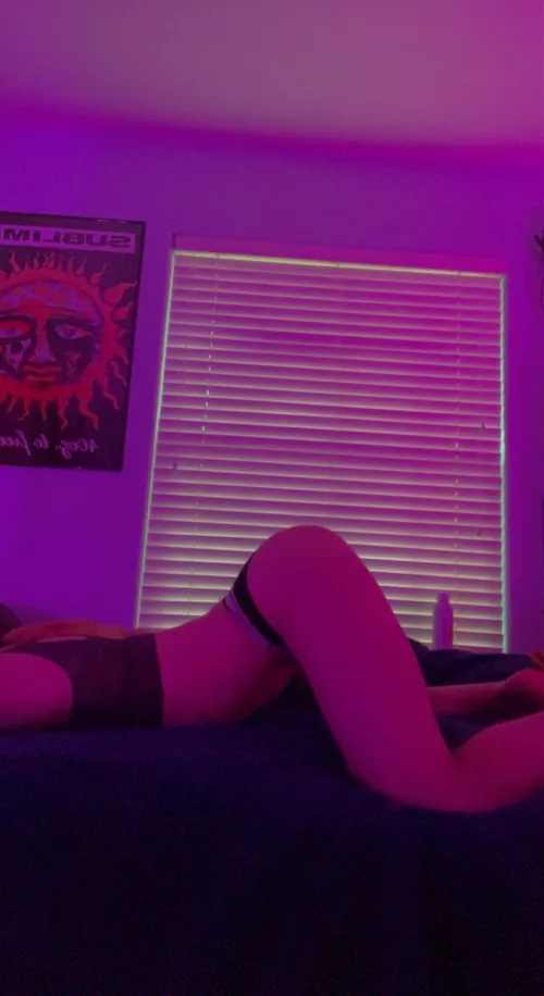 I heard if you interact with the post i teleport into your bed!😳